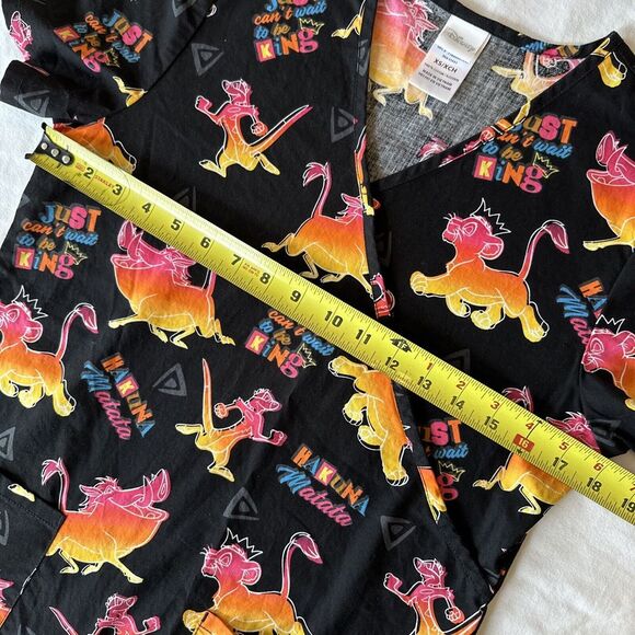 Disney Lion King Scrub Top Women size XS Black Hakuna‎ Matata Short Sleeve K15 - Picture 5 of 8